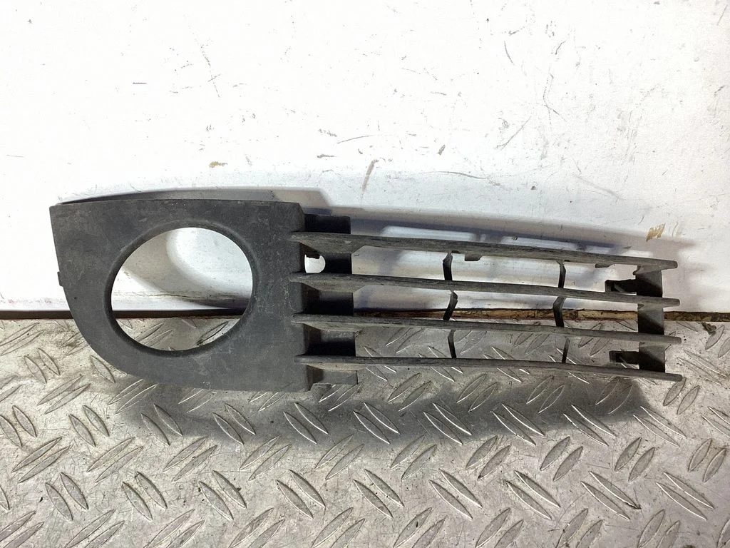 Kratka / ramka halogenu 4B0807682T