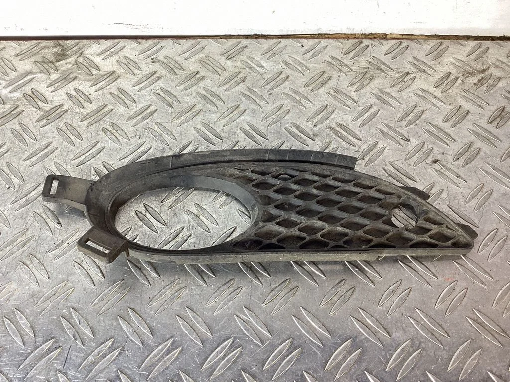 Front fog light trim/grill A1718850423