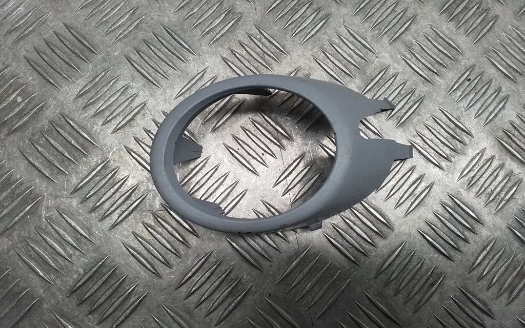 Front fog light trim/grill 8E0807819