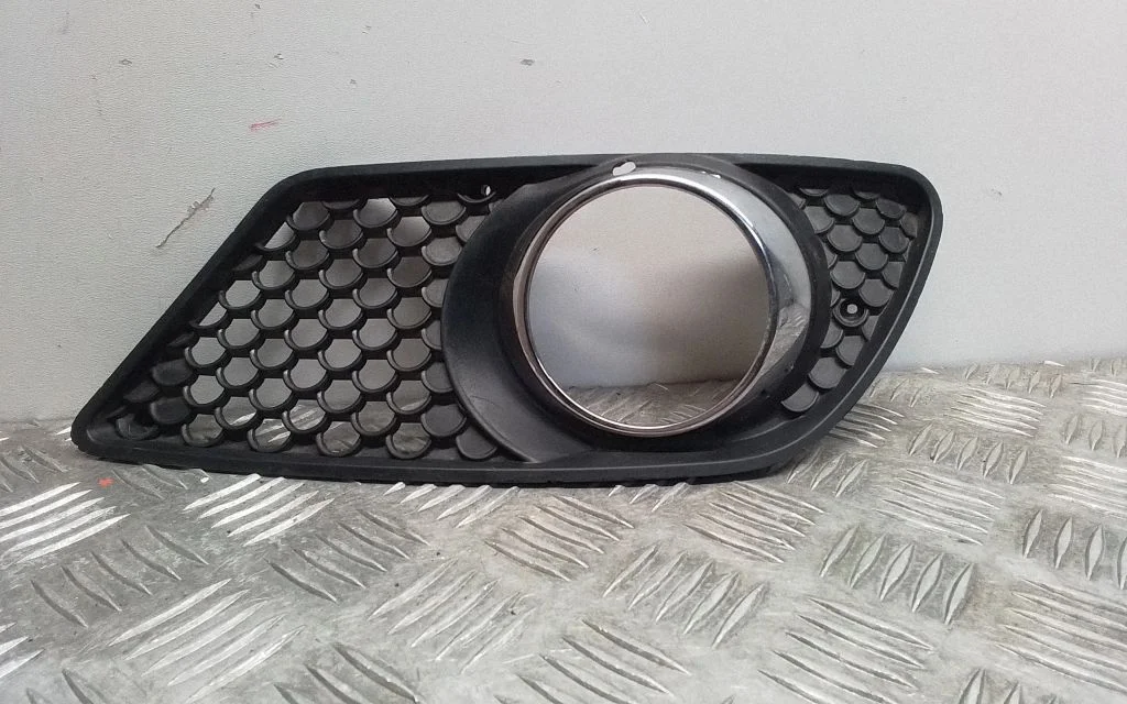 Front fog light trim/grill A2048850353