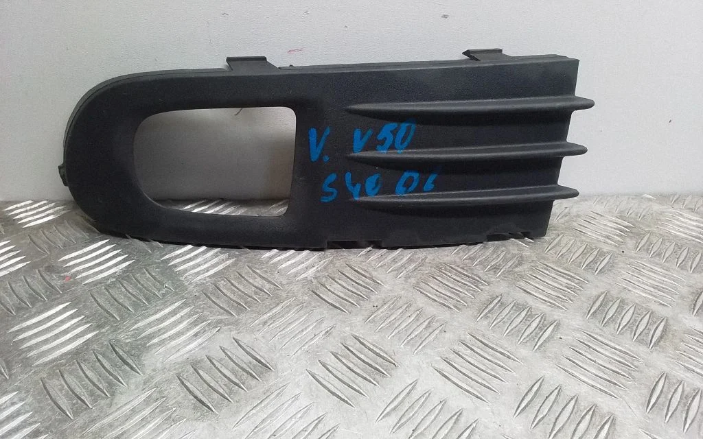Front fog light trim/grill – Volvo V50 (2004-2007)