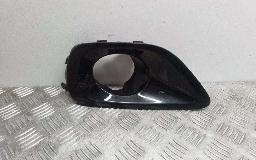 Front fog light trim/grill – front right