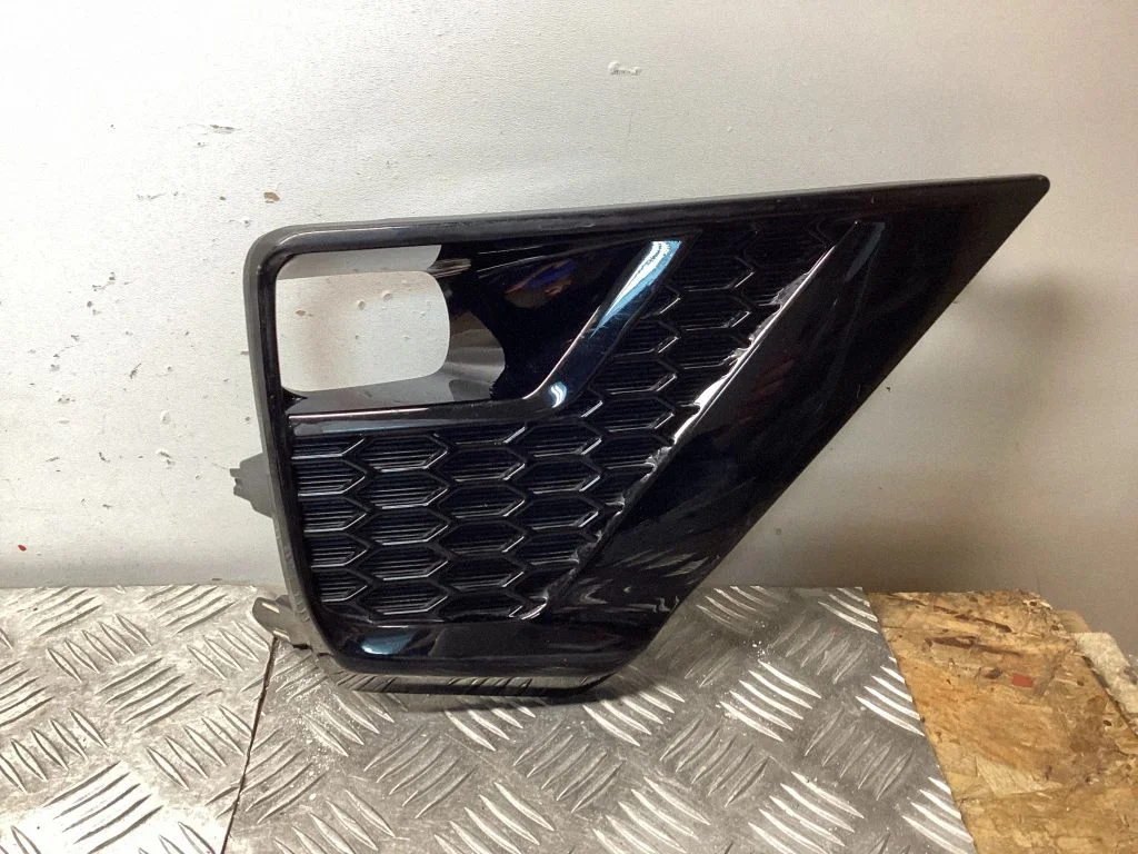 Front fog light trim/grill – Toyota Land Cruiser (J150) (2009-)