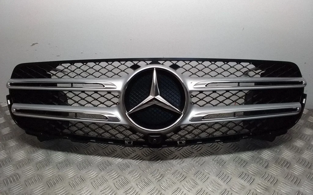 Esistange ülemine radiaatorivõre – Mercedes-Benz GLC-klass C253 (2016-)