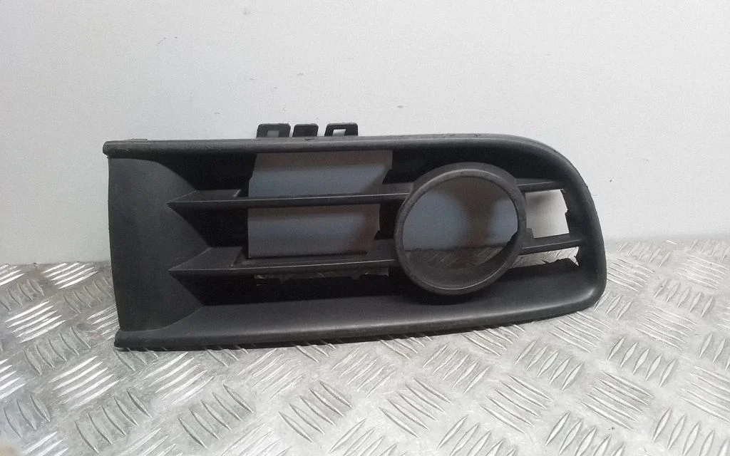Front fog light trim/grill – Volkswagen Polo (2002-2005)