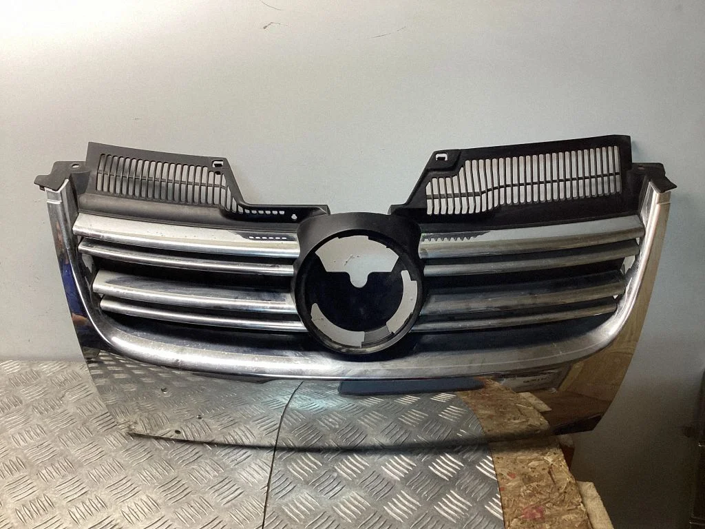 Esistange ülemine radiaatorivõre – Volkswagen Golf Plus (2005-2013)