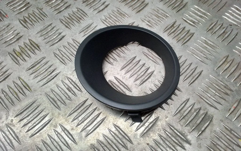 Kratka / ramka halogenu – BMW X5 E53 (1999-2006)