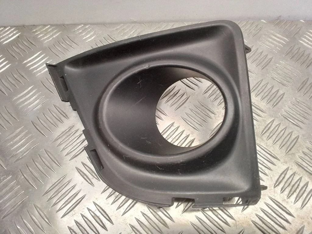 Kratka / ramka halogenu – Toyota Corolla E160 E170 (2013-)