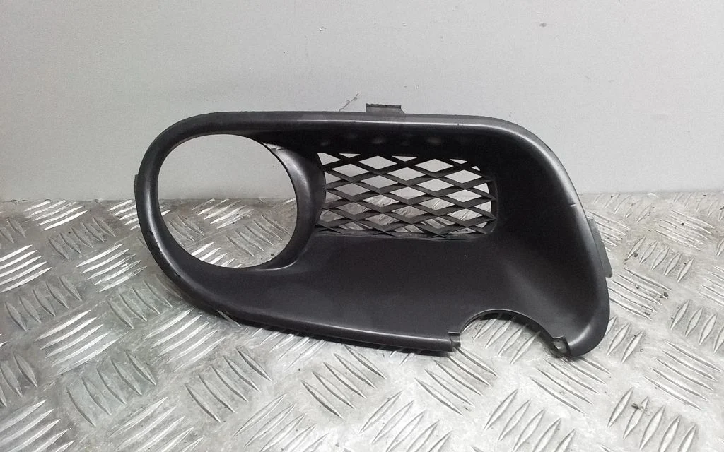 Kratka / ramka halogenu – Volkswagen Touareg I (2002-2010)
