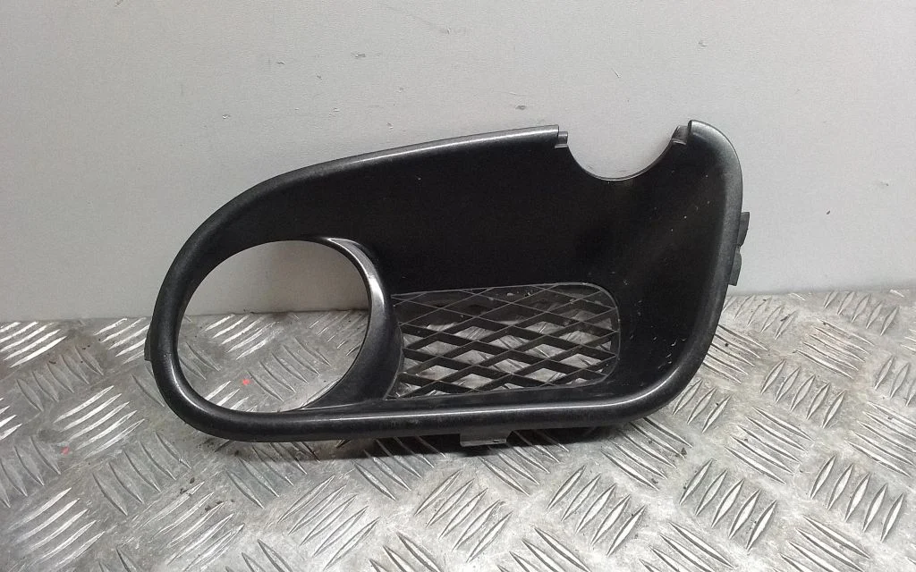 Kratka / ramka halogenu – Volkswagen Touareg I (2002-2010)
