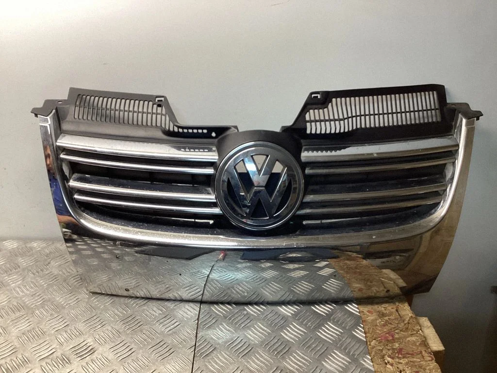 Esistange ülemine radiaatorivõre – Volkswagen Golf Plus (2005-2013)