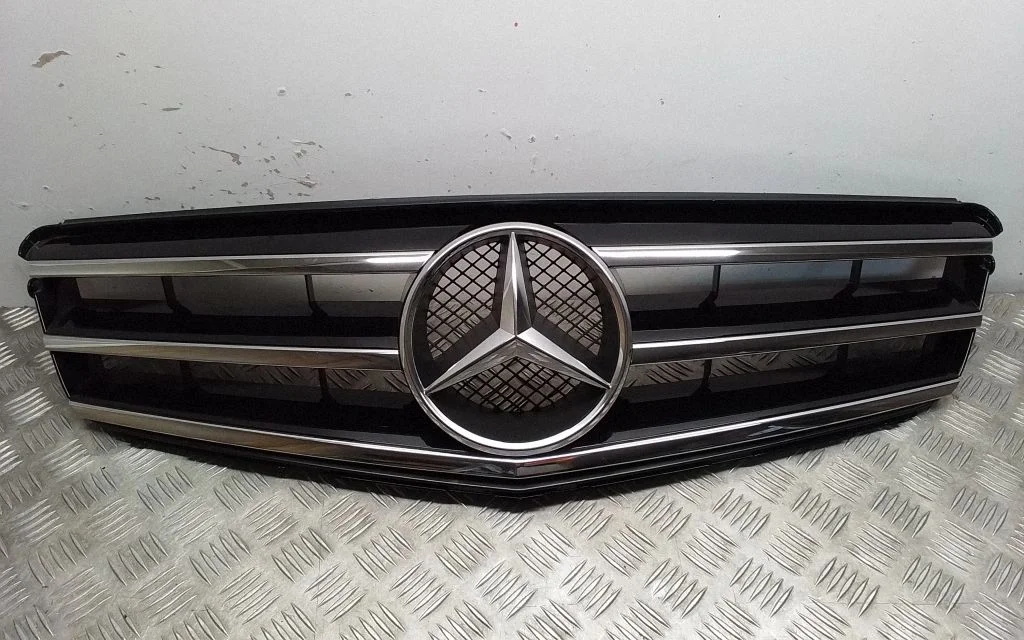Esistange ülemine radiaatorivõre – Mercedes-Benz C-klass AMG W204 (2007-2014)