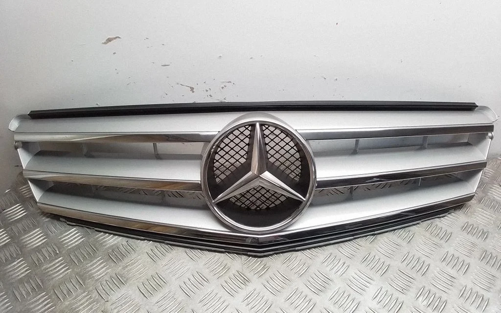 Esistange ülemine radiaatorivõre – Mercedes-Benz C-klass AMG W204 (2007-2014)