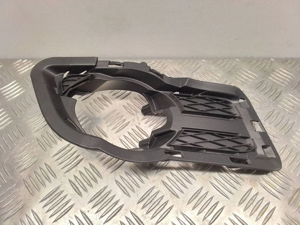 Kratka / ramka halogenu – Volkswagen Tiguan (2007-2016)