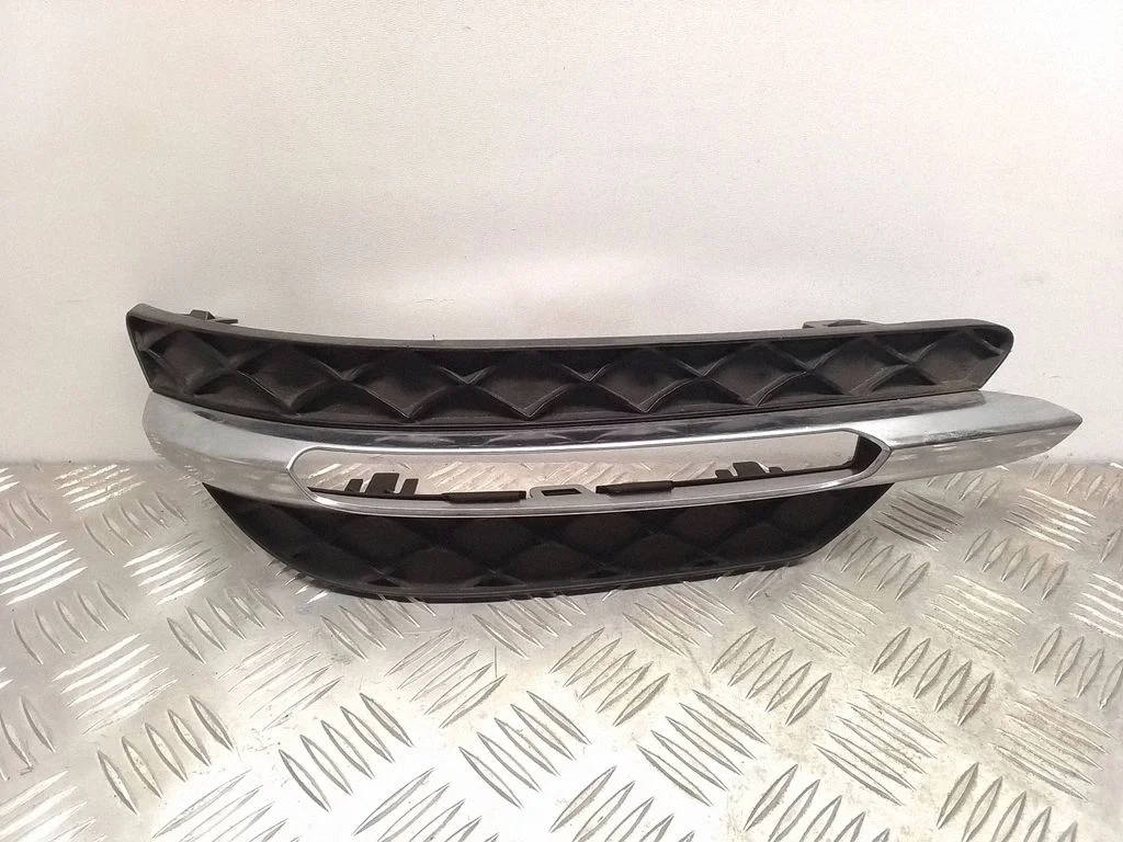 Kratka / ramka halogenu – Mercedes-Benz Klasa C AMG W204 (2007-2014)