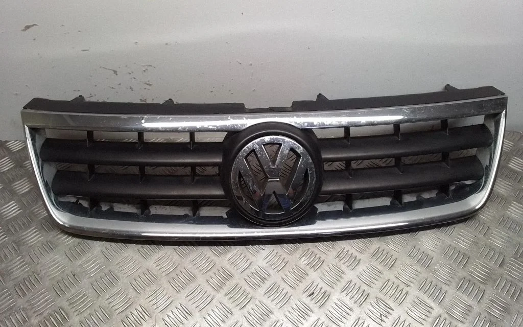 Esistange ülemine radiaatorivõre – Volkswagen Touareg II (2010-2018)