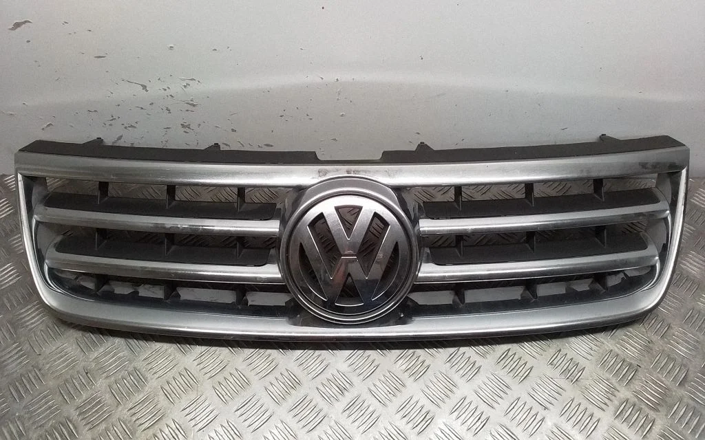 Esistange ülemine radiaatorivõre – Volkswagen Touareg II (2010-2018)