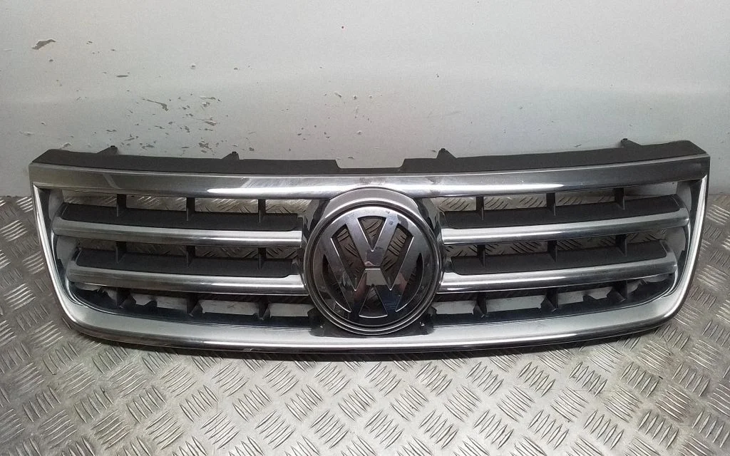 Esistange ülemine radiaatorivõre – Volkswagen Touareg II (2010-2018)
