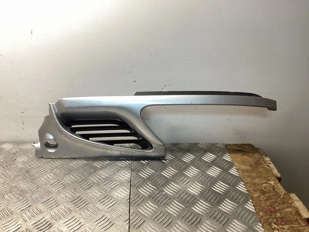 Front bumper upper radiator grill 7700834201