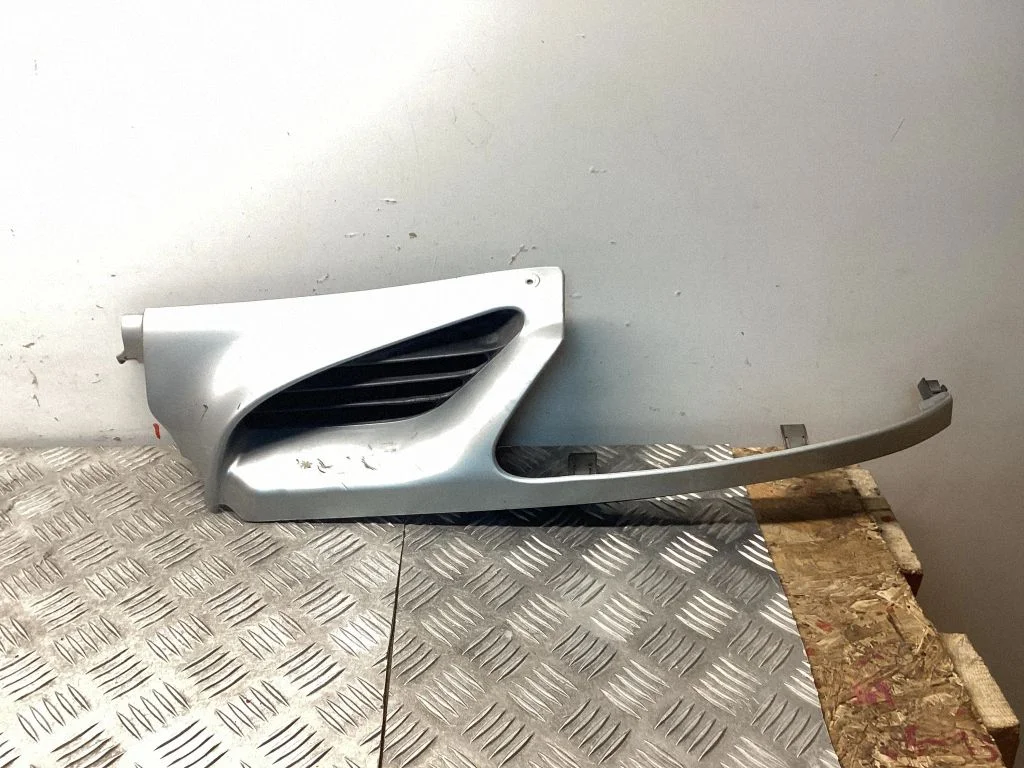 Front bumper upper radiator grill 7700834200