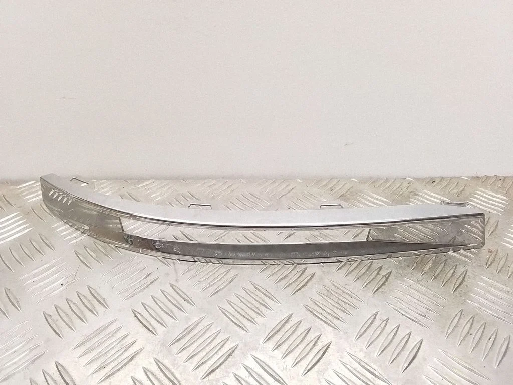 Front fog light trim/grill – Mercedes-Benz C-Class AMG W204 (2007-2014)