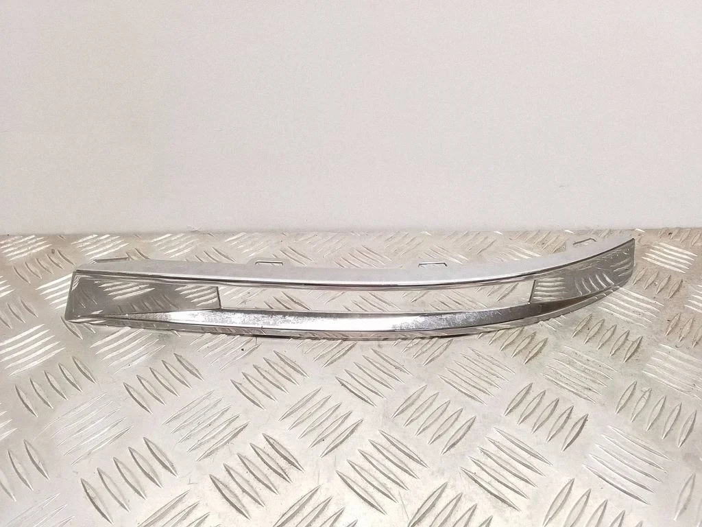 Front fog light trim/grill – Mercedes-Benz C-Class AMG W204 (2007-2014)