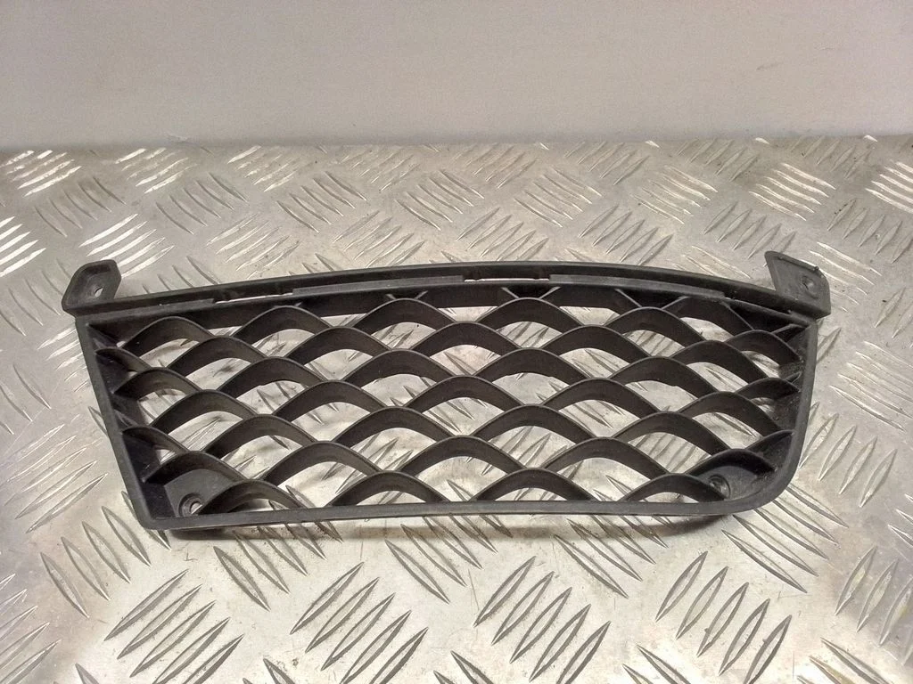Front fog light trim/grill – Mercedes-Benz C-Class AMG W204 (2007-2014)