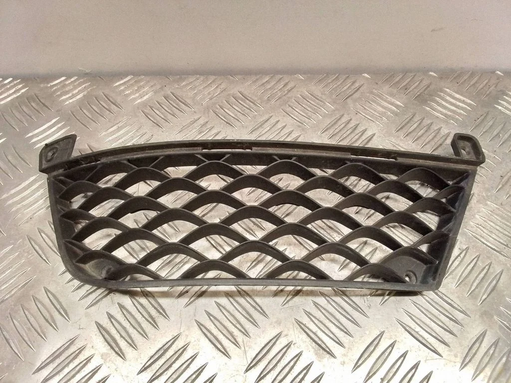 Front fog light trim/grill – Mercedes-Benz C-Class AMG W204 (2007-2014)