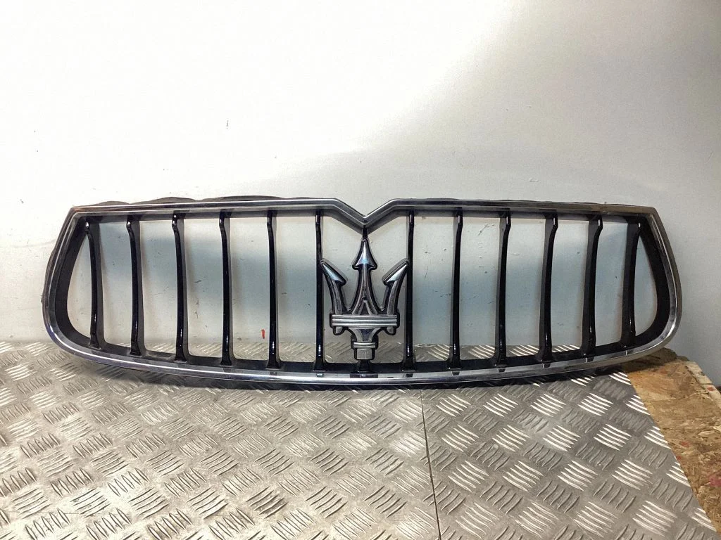 Esistange ülemine radiaatorivõre – Maserati Ghibli (2013-)