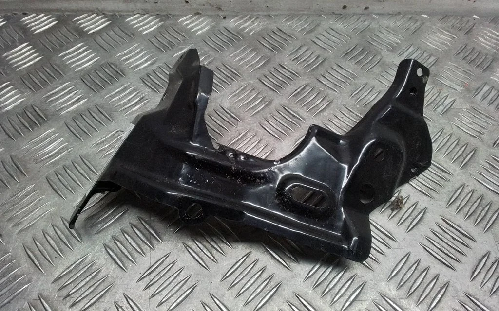 Wspornik błotnika – Subaru Legacy (2004-2006)