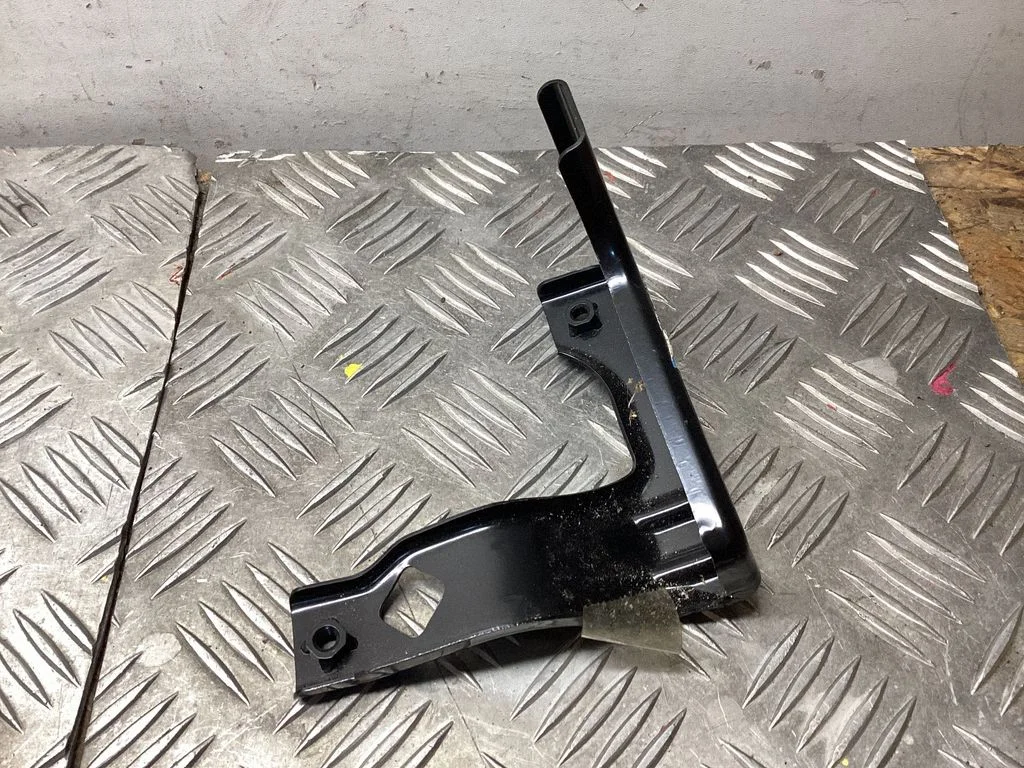 Fender mounting bracket C23554290