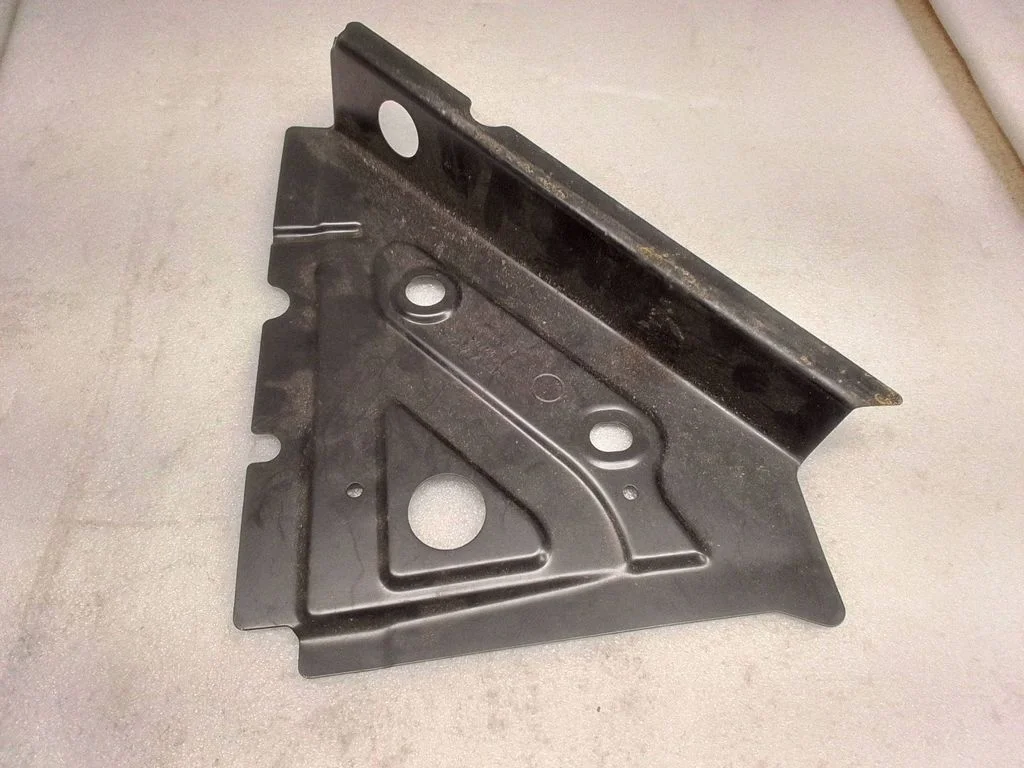 Wspornik błotnika 7L0805362A