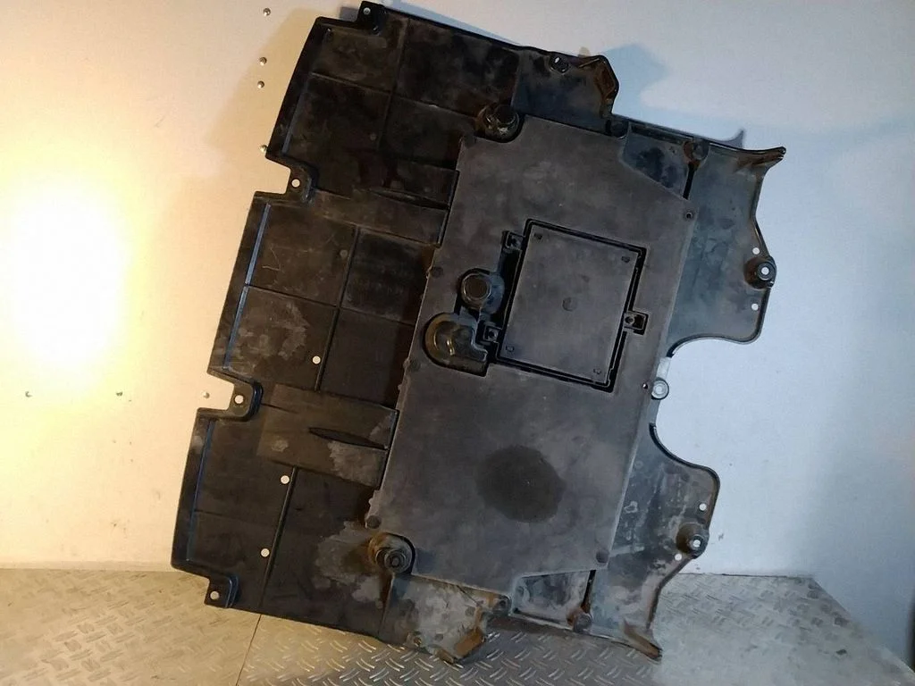 Engine splash shield/under tray – Lexus IS III XE30 (2013-2020)