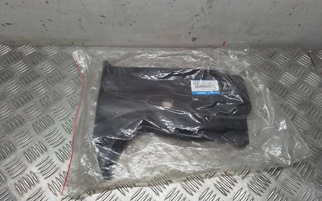 Engine splash shield/under tray BP4K56115F