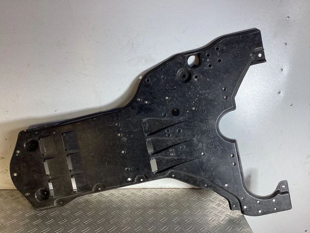 Keskmine põhjakaitse – Lexus GS 250 350 300H 450H (2013-)