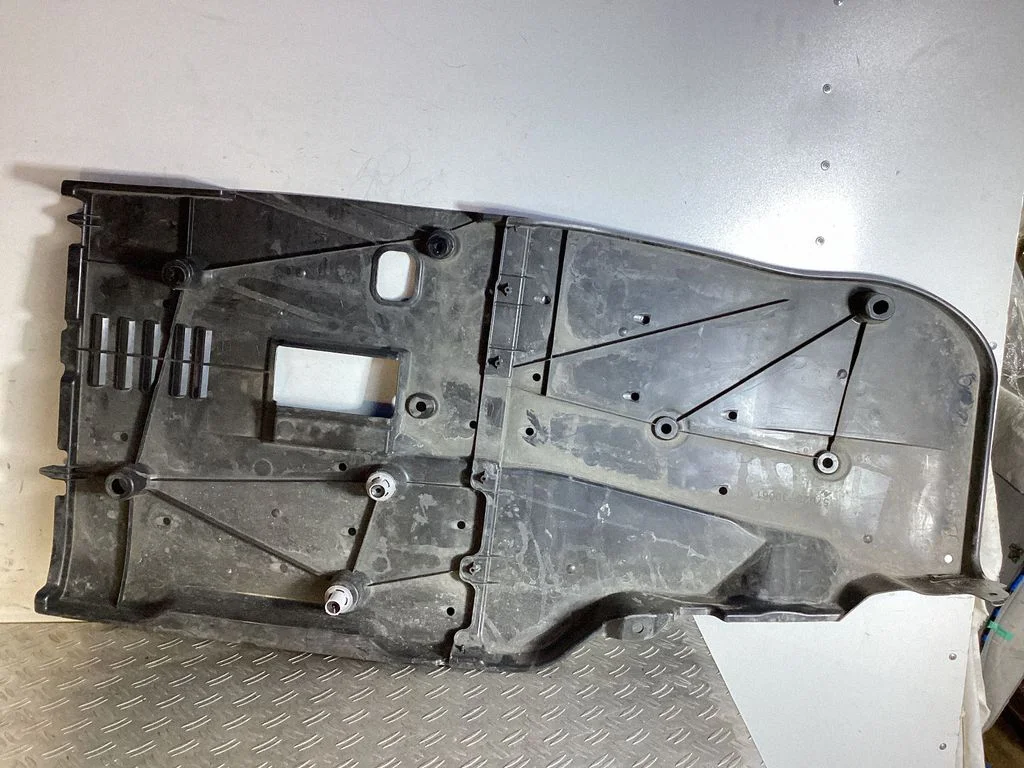 Keskmine põhjakaitse – Lexus GS 250 350 300H 450H (2013-)