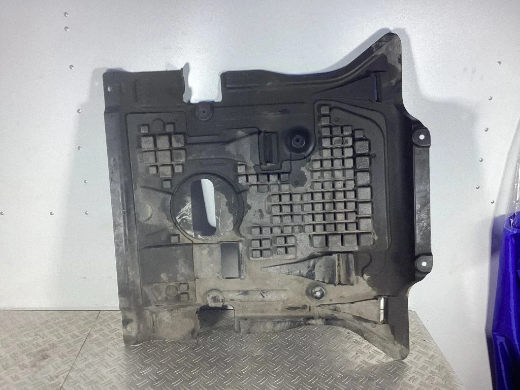 Engine splash shield/under tray A1665240185