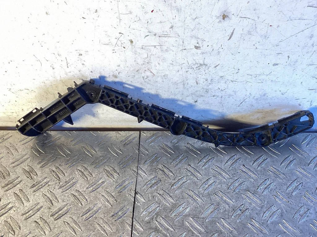 Tagumise kaitseraua kinnitusklamber – Toyota Land Cruiser (J150) (2009-)