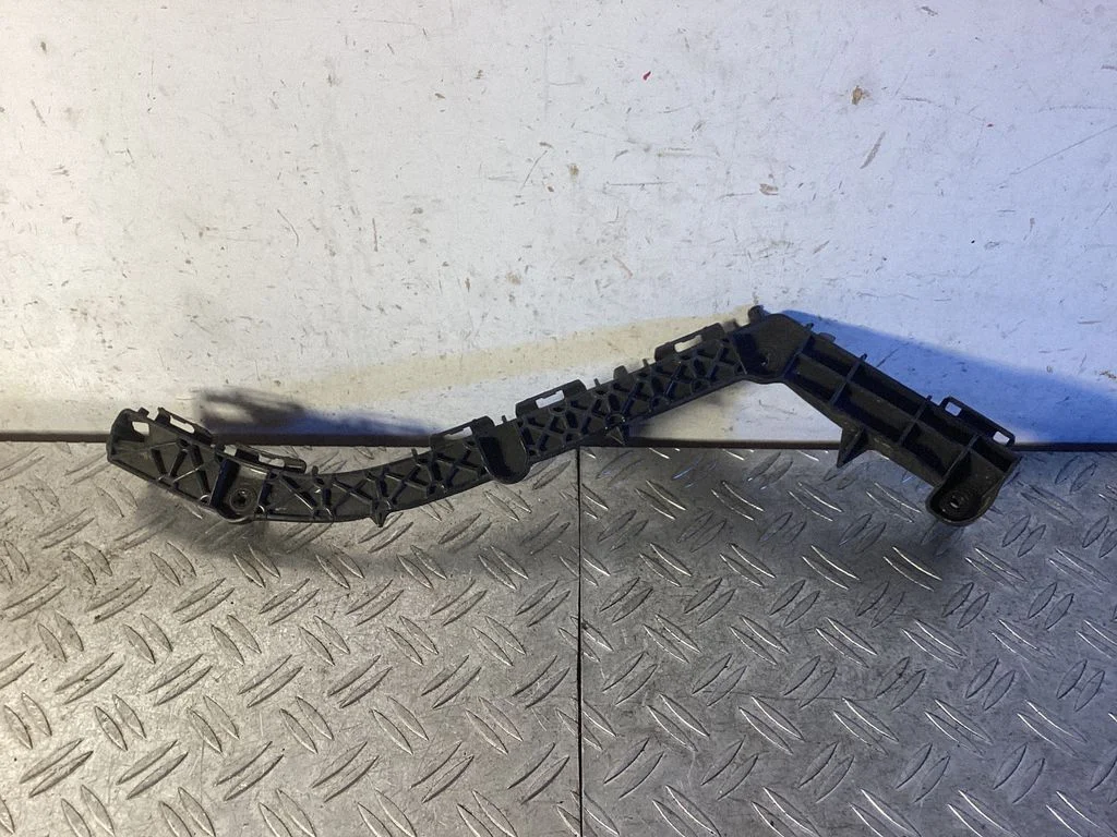 Tagumise kaitseraua kinnitusklamber – Toyota Land Cruiser (J150) (2009-)