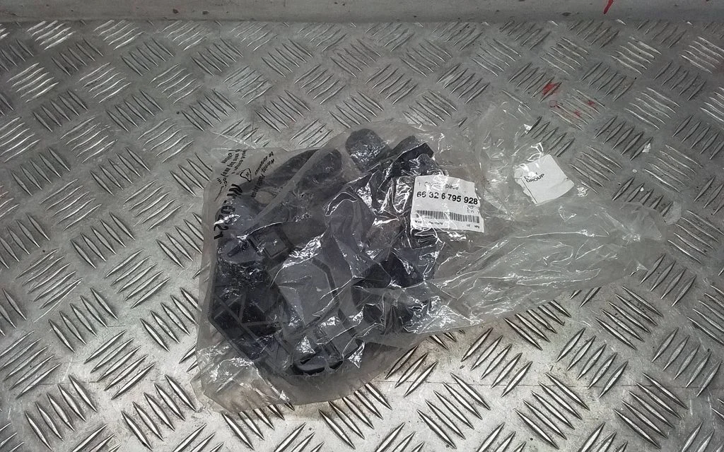 Rear bumper mounting bracket 66326795928