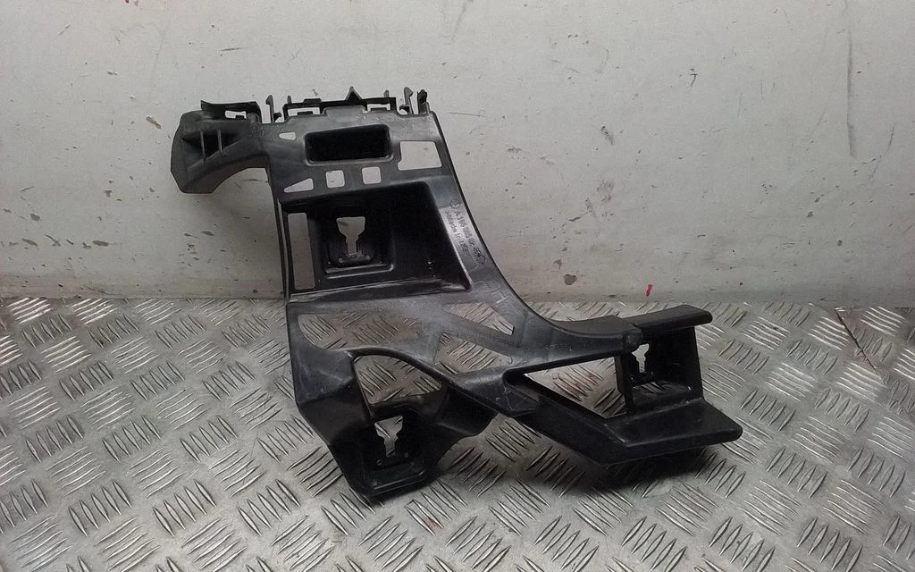 Rear bumper mounting bracket A1668850265