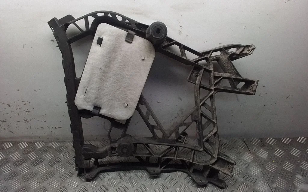 Rear bumper mounting bracket A1668800812