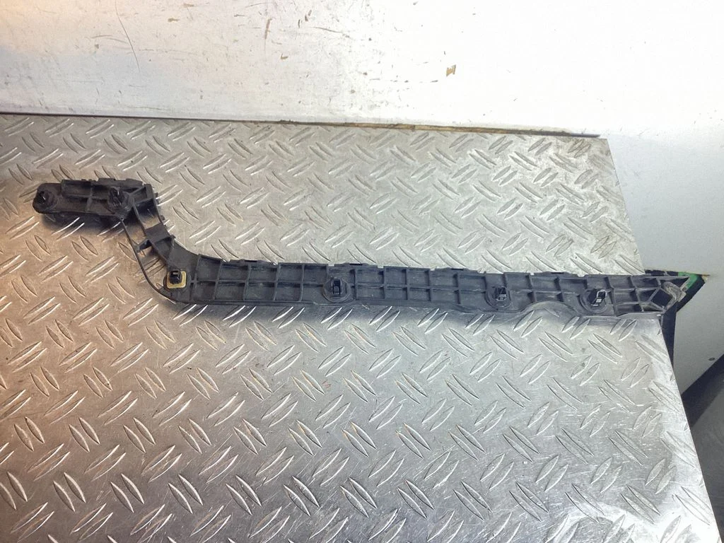 Tagumise kaitseraua kinnitusklamber – Toyota Land Cruiser (J200) (2008-)