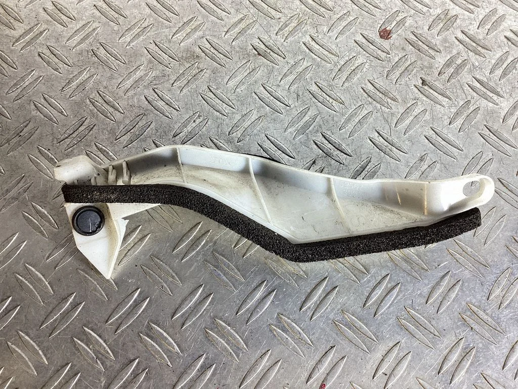 Tagumise kaitseraua kinnitusklamber – Lexus GS 250 350 300H 450H (2013-)