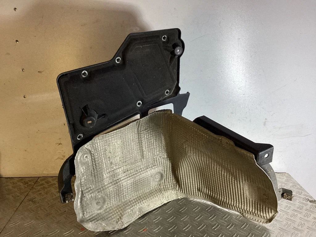 Rear bumper mounting bracket 97050563101