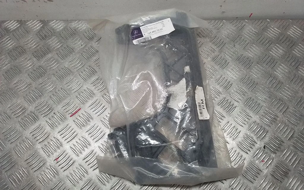 Rear bumper mounting bracket A1668857000