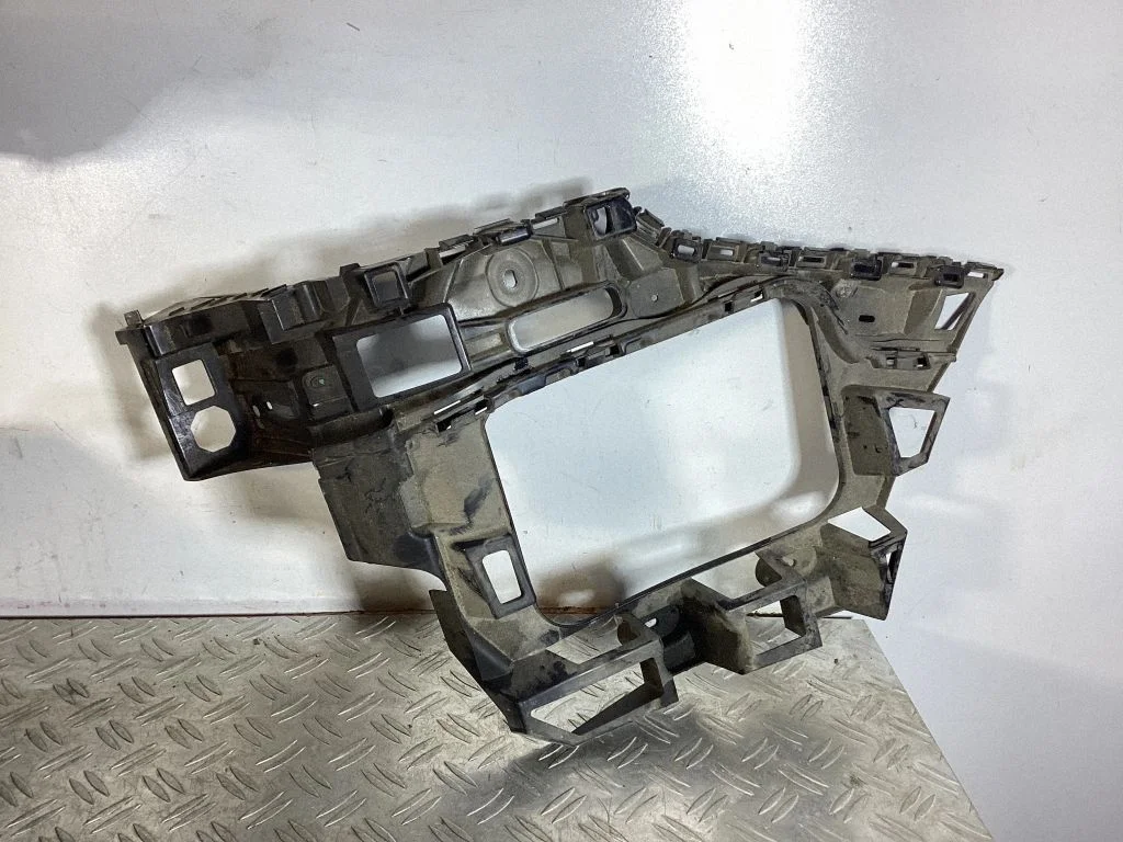 Rear bumper mounting bracket 7P6807394E