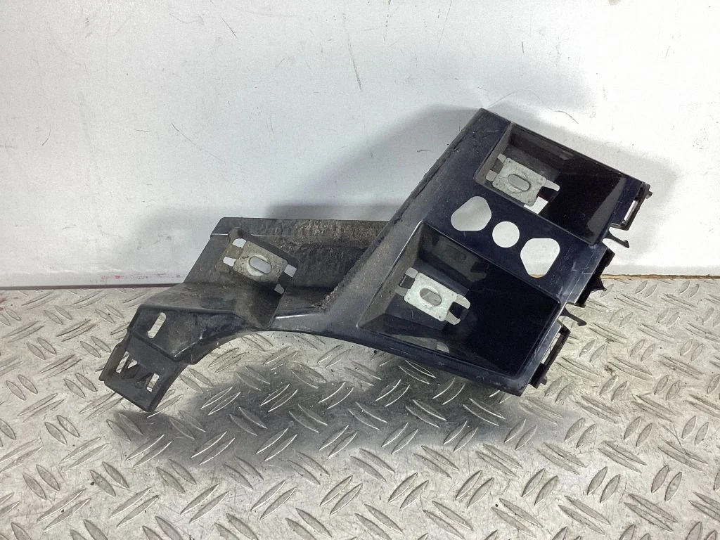 Rear bumper mounting bracket A1668805703