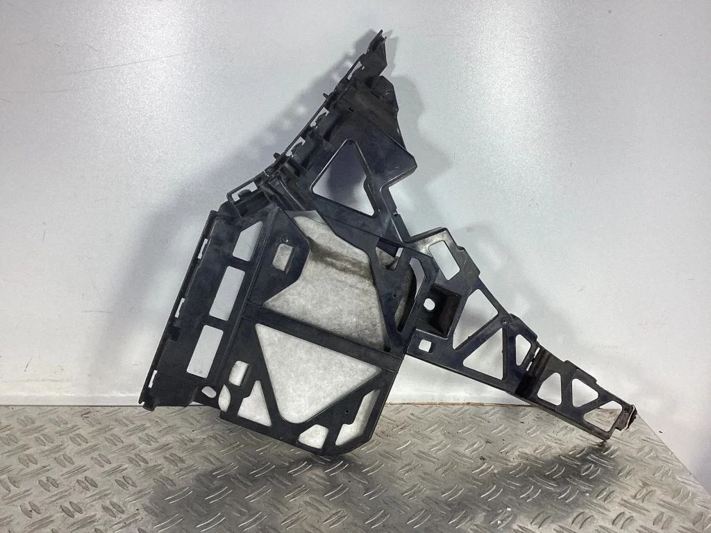 Rear bumper mounting bracket A1668851821