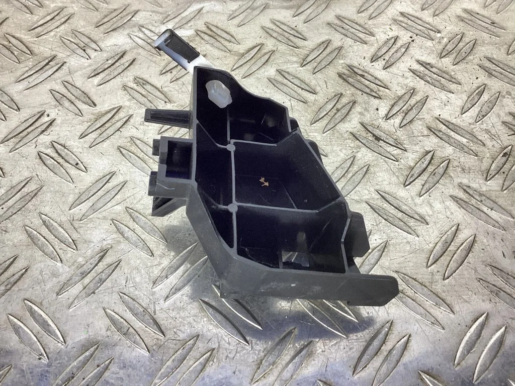 Tagumise kaitseraua kinnitusklamber – Toyota Land Cruiser (J150) (2009-)